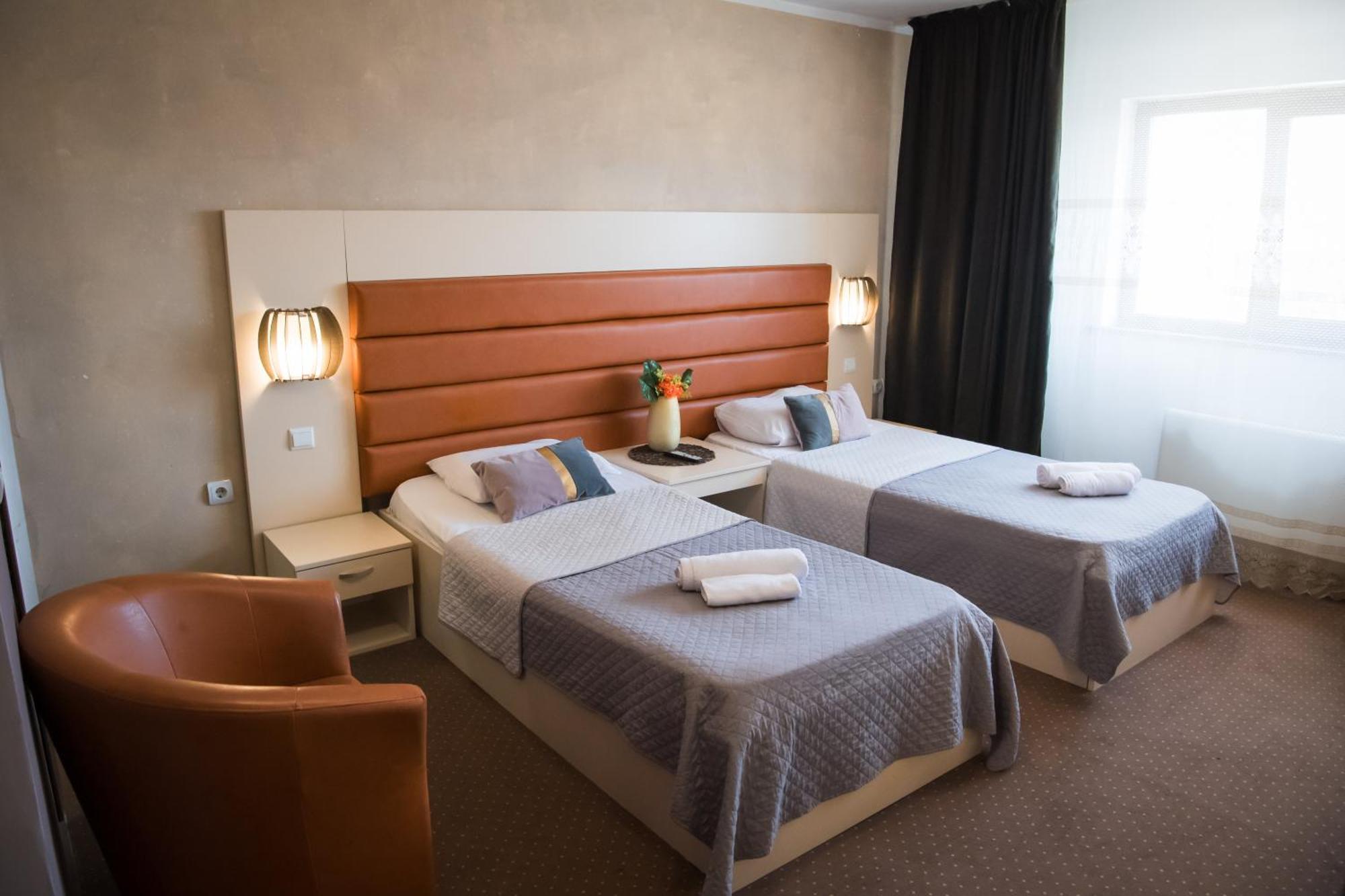 Mbi Travel Inn Craiova Exterior foto
