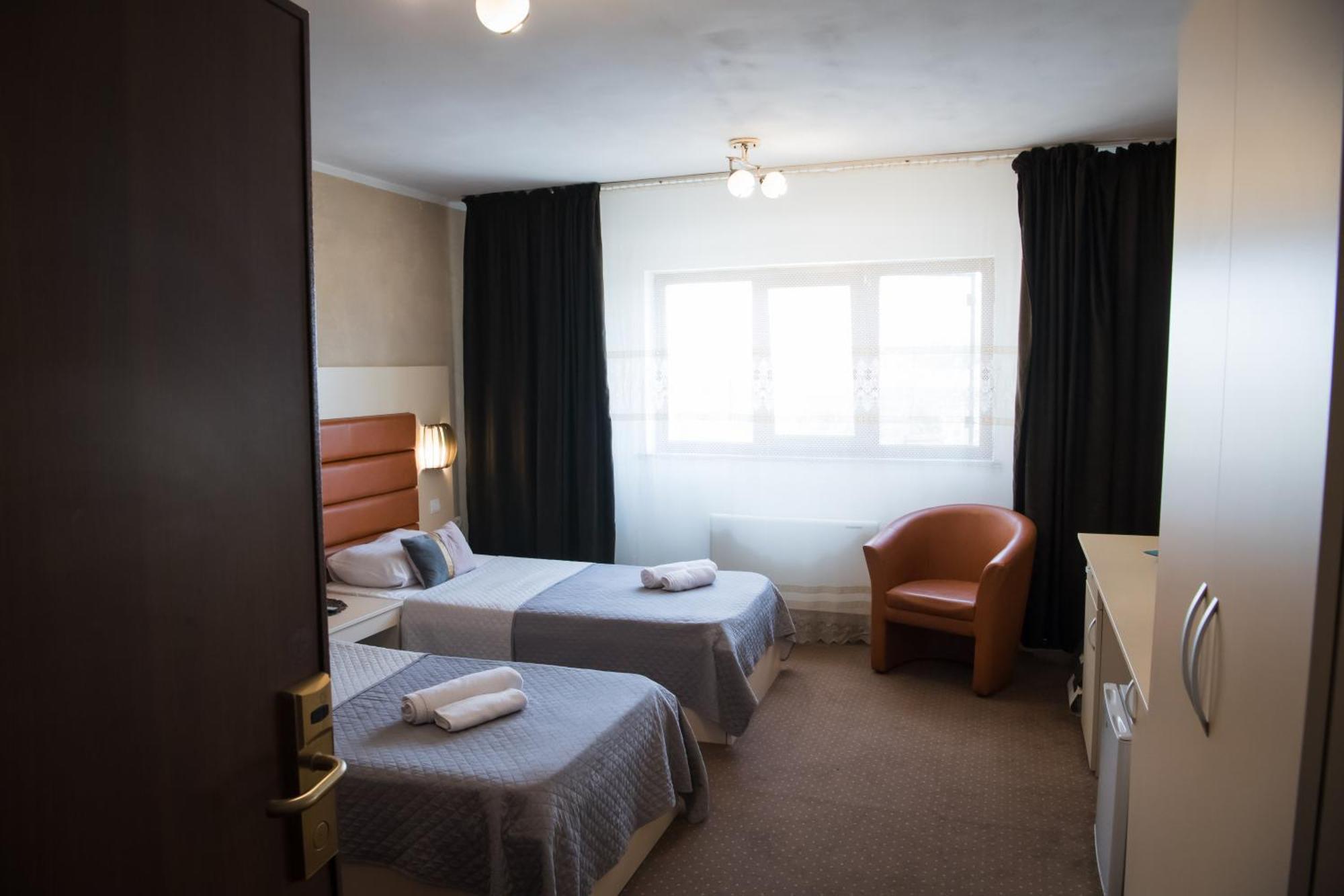 Mbi Travel Inn Craiova Exterior foto